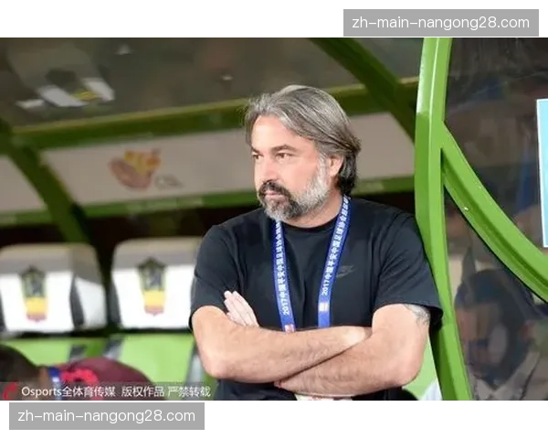 赛后与每位队友击掌,特写维克托-文班亚马在更衣室内的领袖姿态 赛后与每位队友击掌,特写维克托-文班亚马在更衣室内的领袖姿态